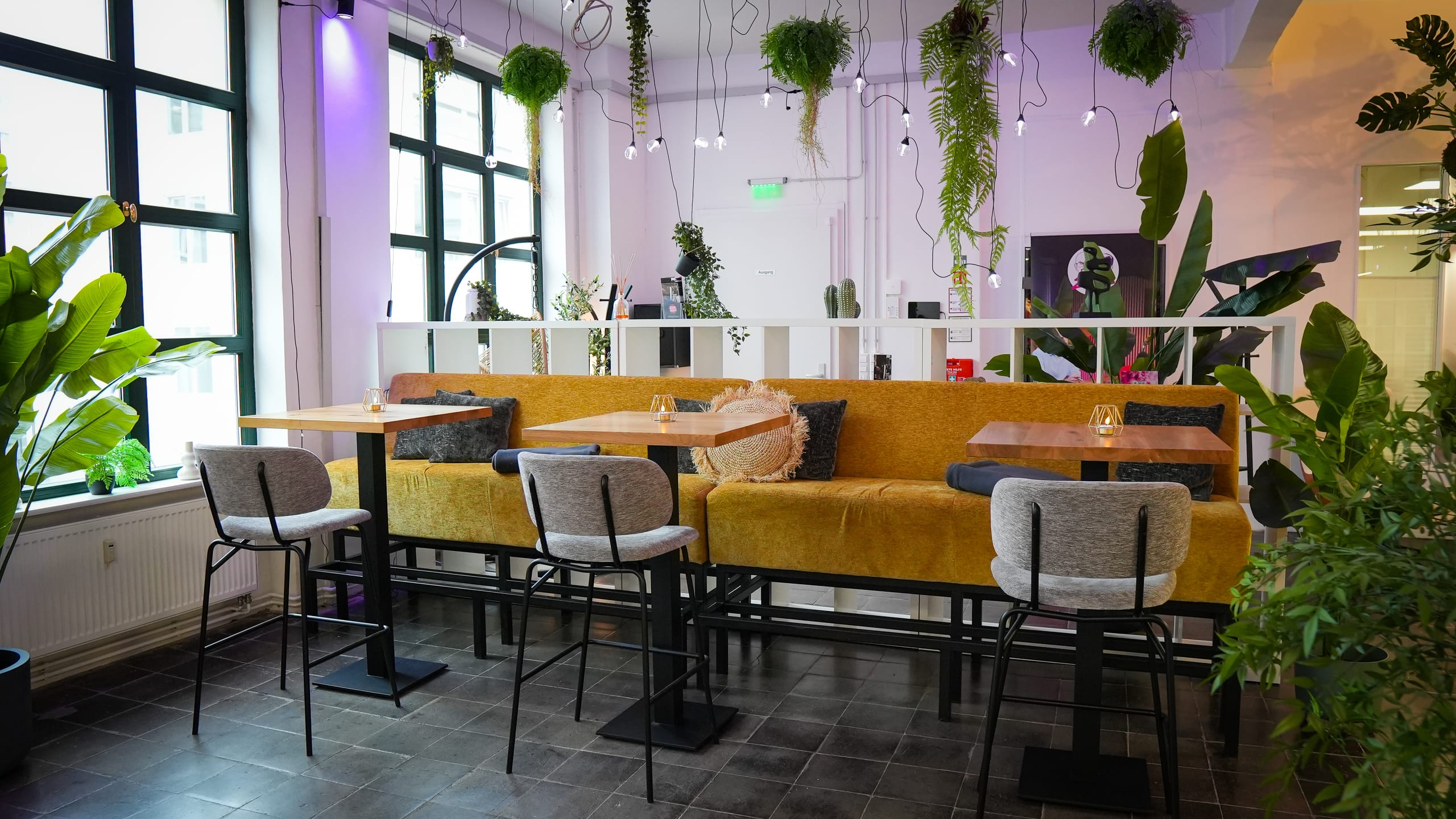 Die lange Bank im Café