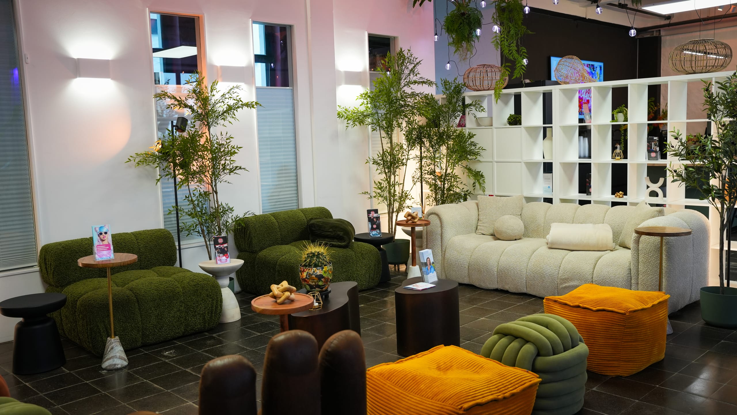 Die Lounge mit den Sofas