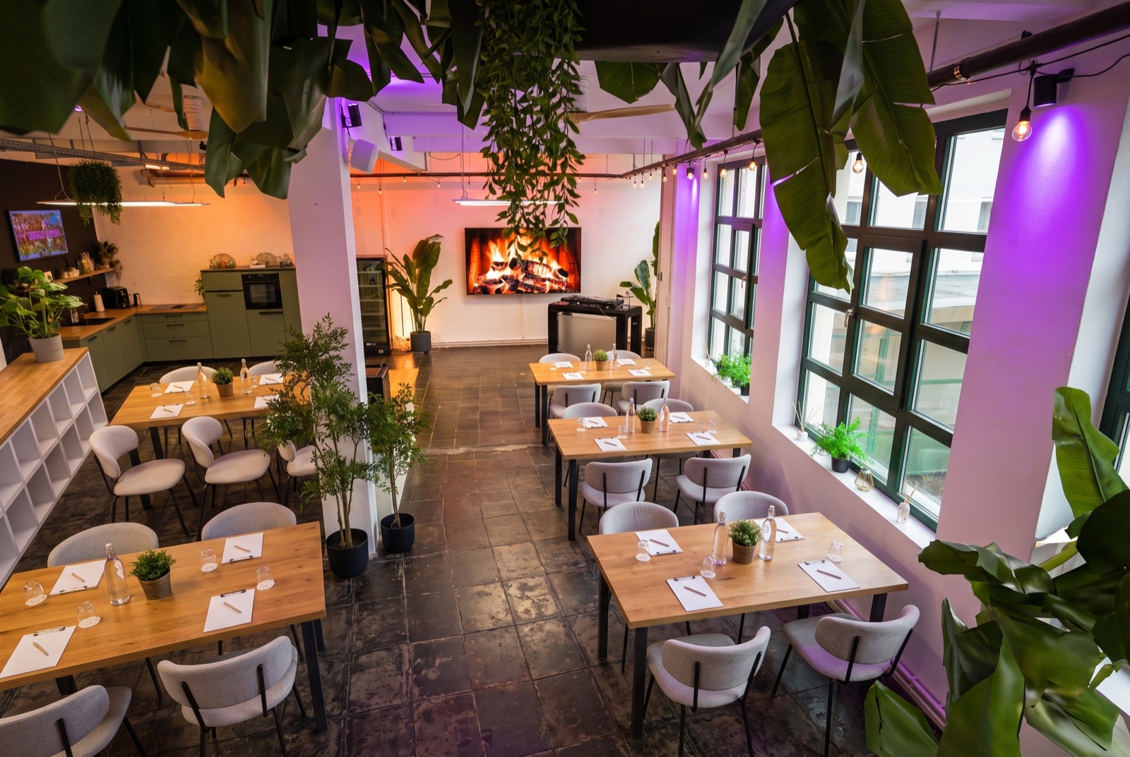 Workshop-Inseln im Loft von 2Bros labs